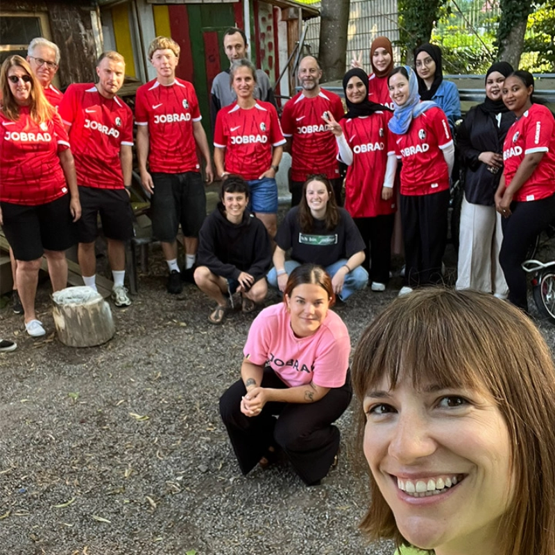 JobRad-Kurierin Lilian Ats liefert die neues SC-Trikots an das Haus197 JobRad-Kurierin Lilian Ats liefert die neues SC-Trikots an das Haus197