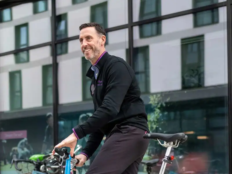 Daniel Gillborn mit blauem Faltrad Daniel Gillborn mit blauem Faltrad