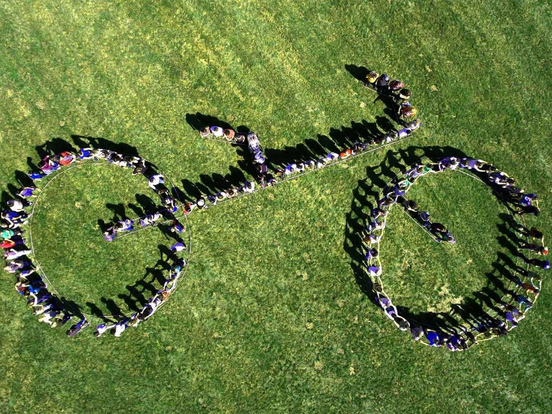 JobRad-Mitarbeiter bilden Fahrrad Luftbild JobRad-Mitarbeiter bilden Fahrrad Luftbild