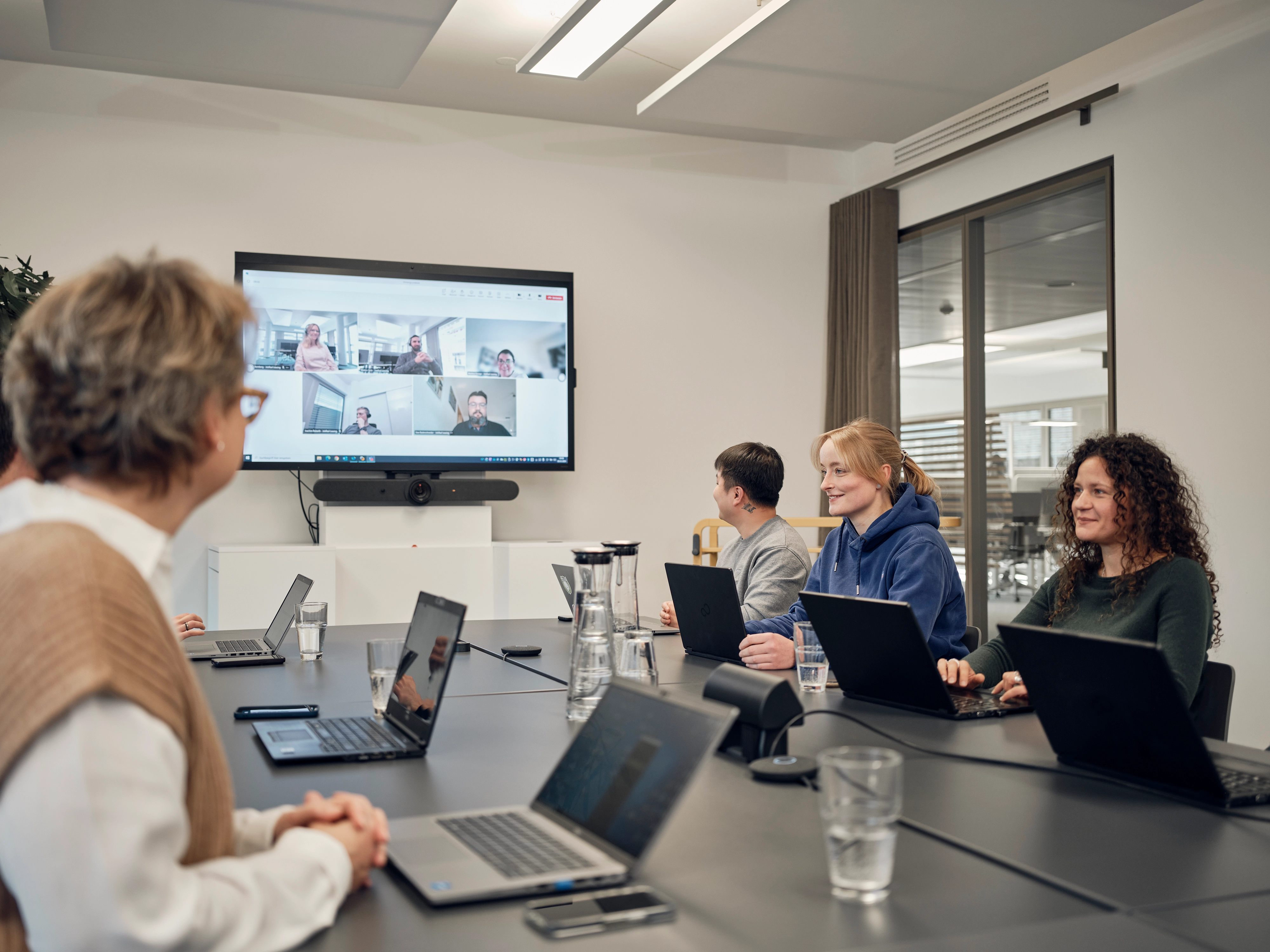 Mitarbeitende der JobRad Leasing im Meeting im Office Mitarbeitende der JobRad Leasing im Meeting im Office